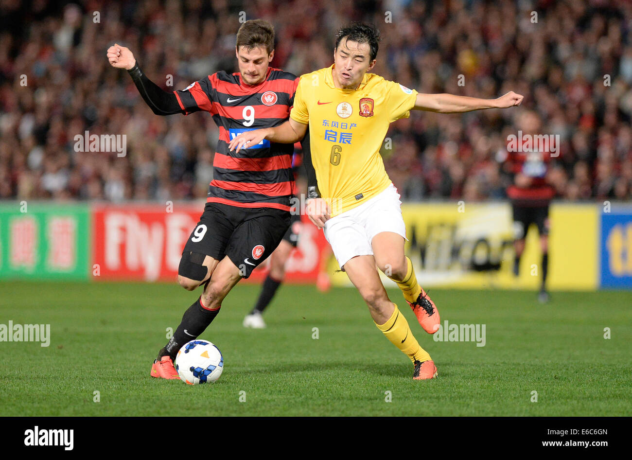 Sydney, Australia. 20th Aug, 2014. AFC Champions League Quarter Final 1st leg. Western Sydney Wanderers versus Guangzhou Evergrande. Wanderers forward Tomi Juric and Evergrande defender Feng Xiaoting. The Wanderers won 1-0. Credit:  Action Plus Sports/Alamy Live News Stock Photo