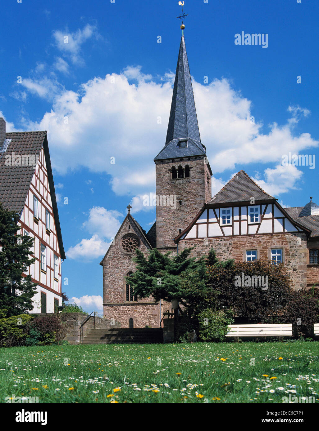 Fachwerkhaeuser und Klosterkirche, ehemaliges Benediktinerkloster Schluechtern im Kinzigtal, Hessen Stock Photo