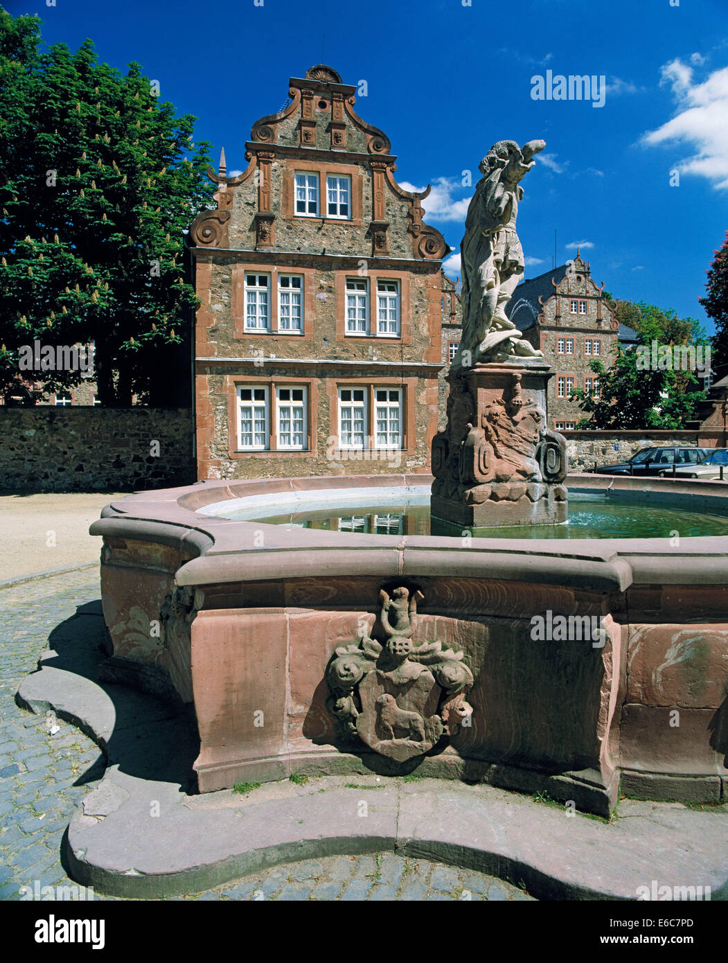 Schloss und Georgsbrunnen mit Brunnenfigur Heiliger Georg von Burkhard Zamels in der Reichsburg in Friedberg, Wetterau, Hessen Stock Photo