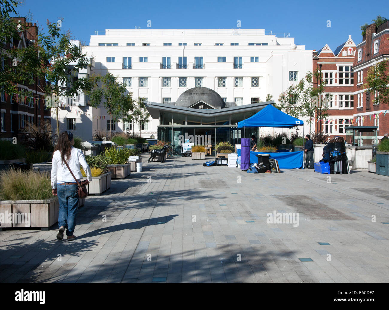 Brown Hart Gardens, Mayfair, London with Beaumont Hotel in background Stock Photo