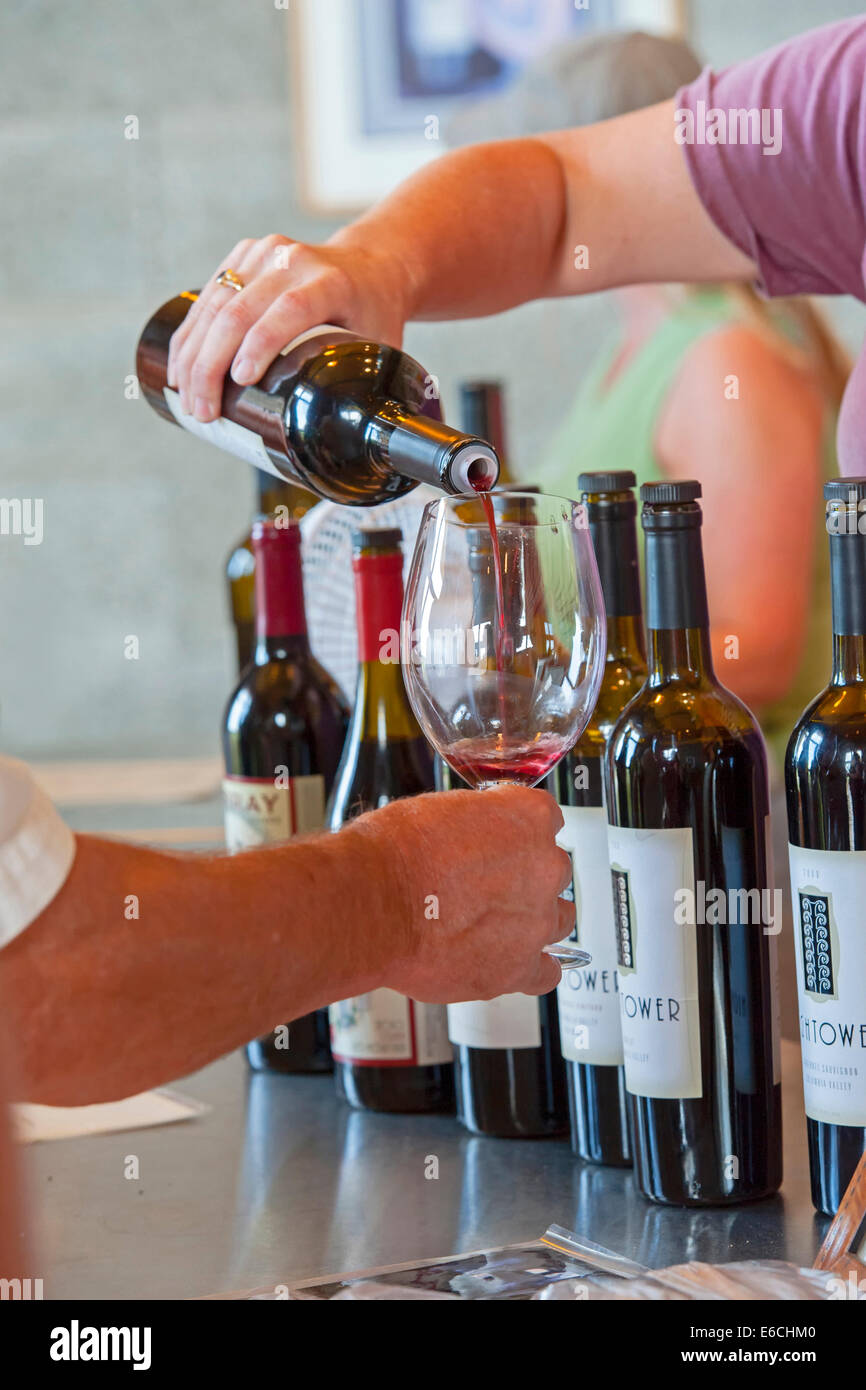USA, Washington, Yakima Valley. Tasting room staff pours red wine
