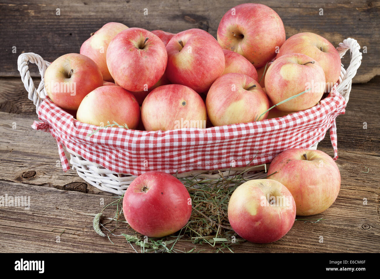 https://c8.alamy.com/comp/E6CM6F/organic-apples-E6CM6F.jpg