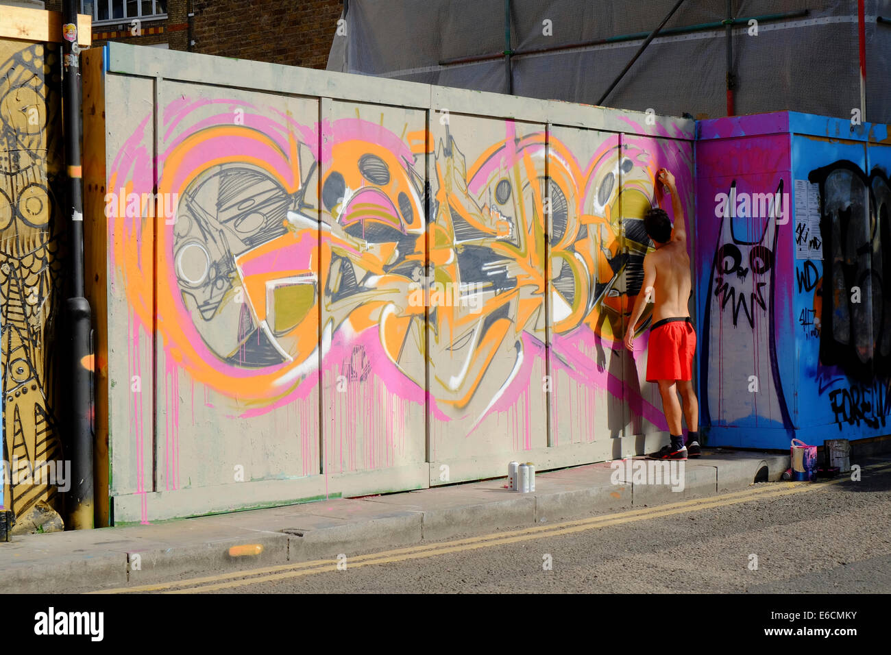 Graffiti artist spraying hi-res stock photography and images - Alamy