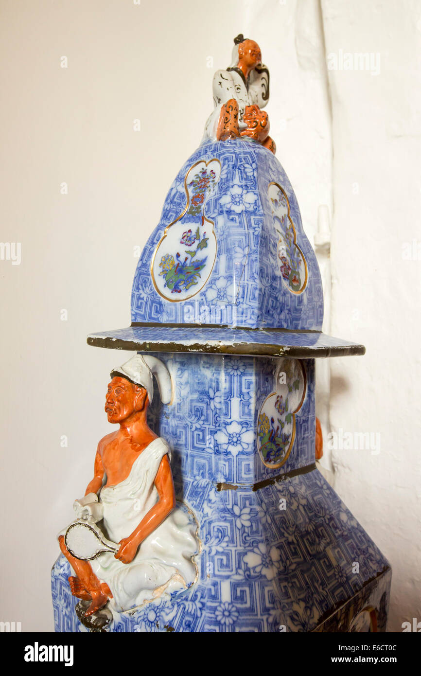 Antique valuable chinese vase hi-res stock photography and images - Alamy