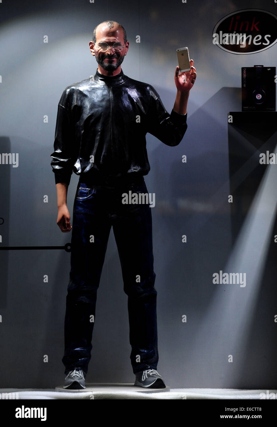 Shenyang. 18th Aug, 2014. Photo taken on Aug. 18, 2014 shows a wax statue of Steven Jobs at a store selling Apple phones in Taiyuan Street in Shenyang, northeast China's Liaoning Province. © Zhang Wenkui/Xinhua/Alamy Live News Stock Photo