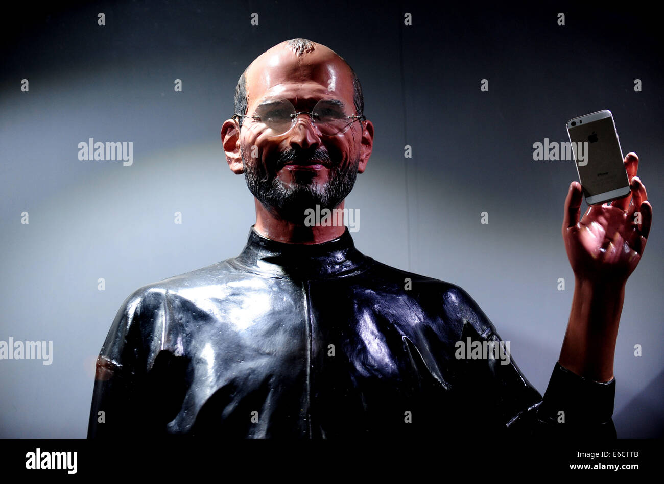 Shenyang. 18th Aug, 2014. Photo taken on Aug. 18, 2014 shows a wax statue of Steven Jobs at a store selling Apple phones in Taiyuan Street in Shenyang, northeast China's Liaoning Province. © Zhang Wenkui/Xinhua/Alamy Live News Stock Photo