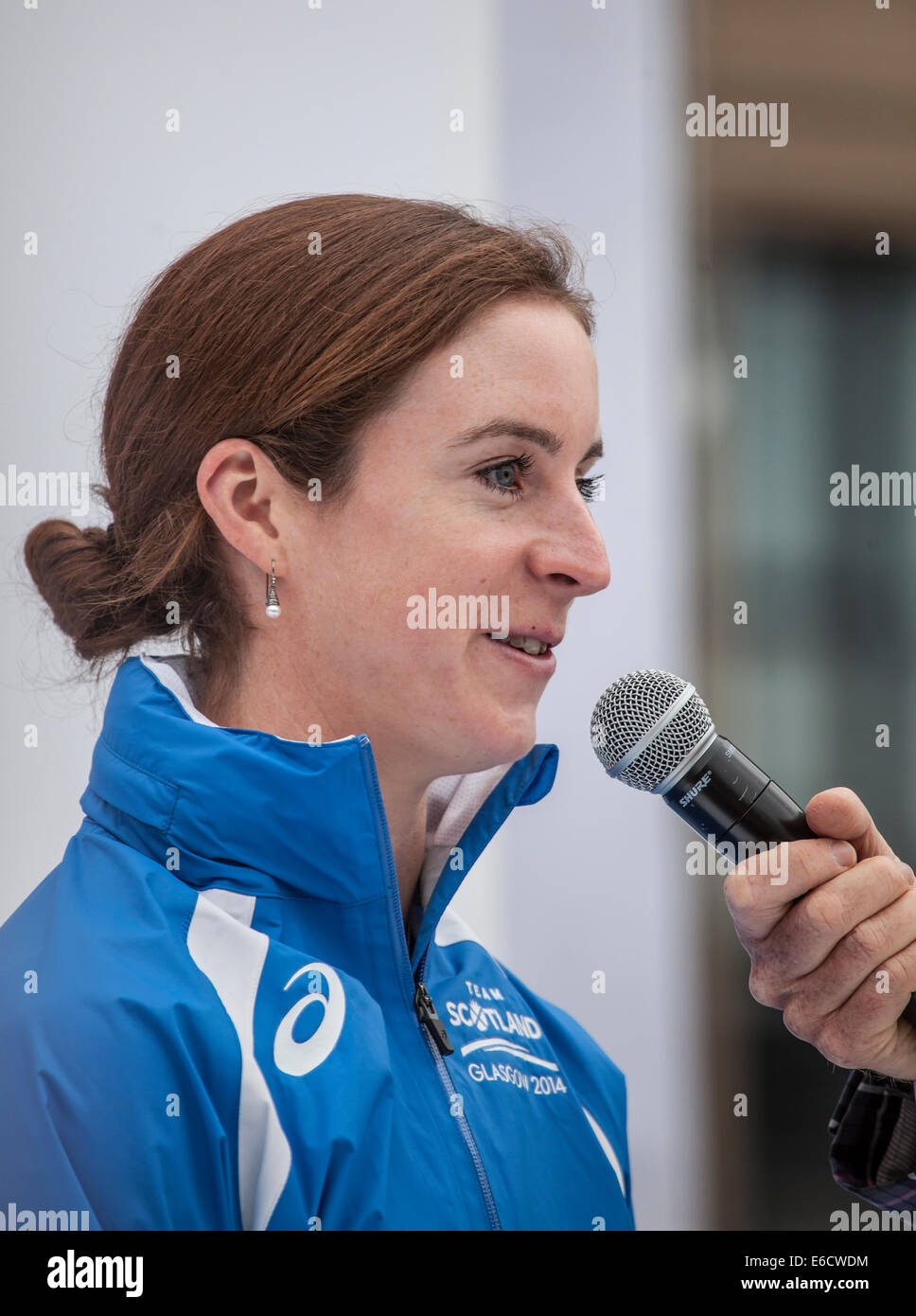 Seonaid Thompson, Scottish triathlete, being interviewed in George Square at the end of the Team Scotland parade through Glasgow Stock Photo