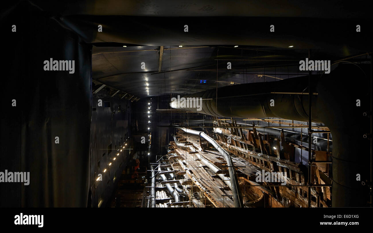 The Mary Rose Museum, Portsmouth, United Kingdom. Architect: Pringle Brandon LLP, 2013. Deck display in conditioned exhibition g Stock Photo