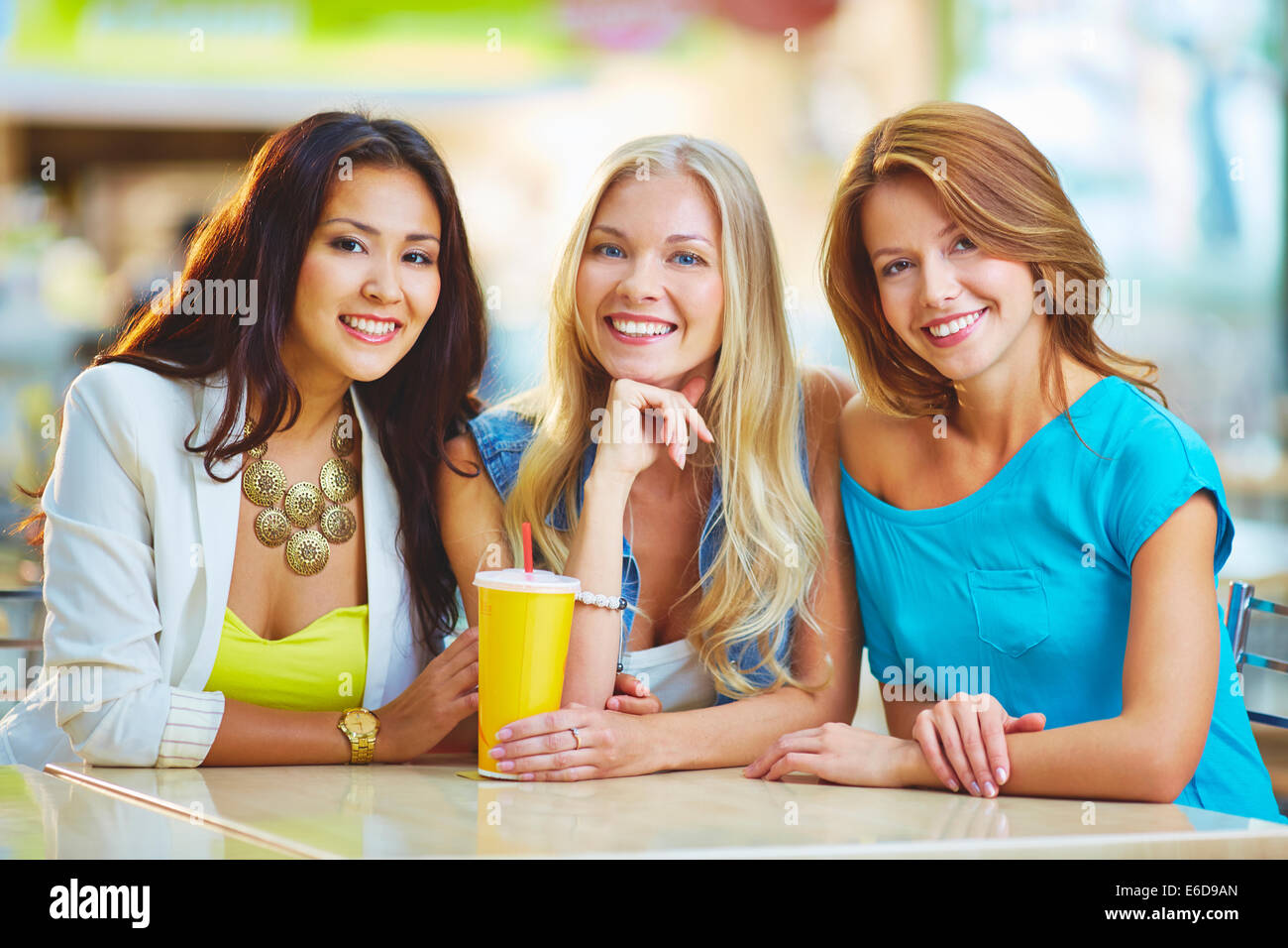 Smiley brunette girls hi-res stock photography and images - Alamy