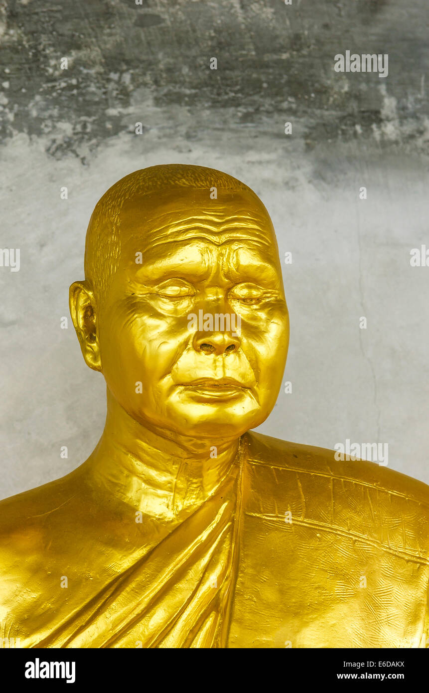 Golden buddhist monk statue hi-res stock photography and images - Alamy