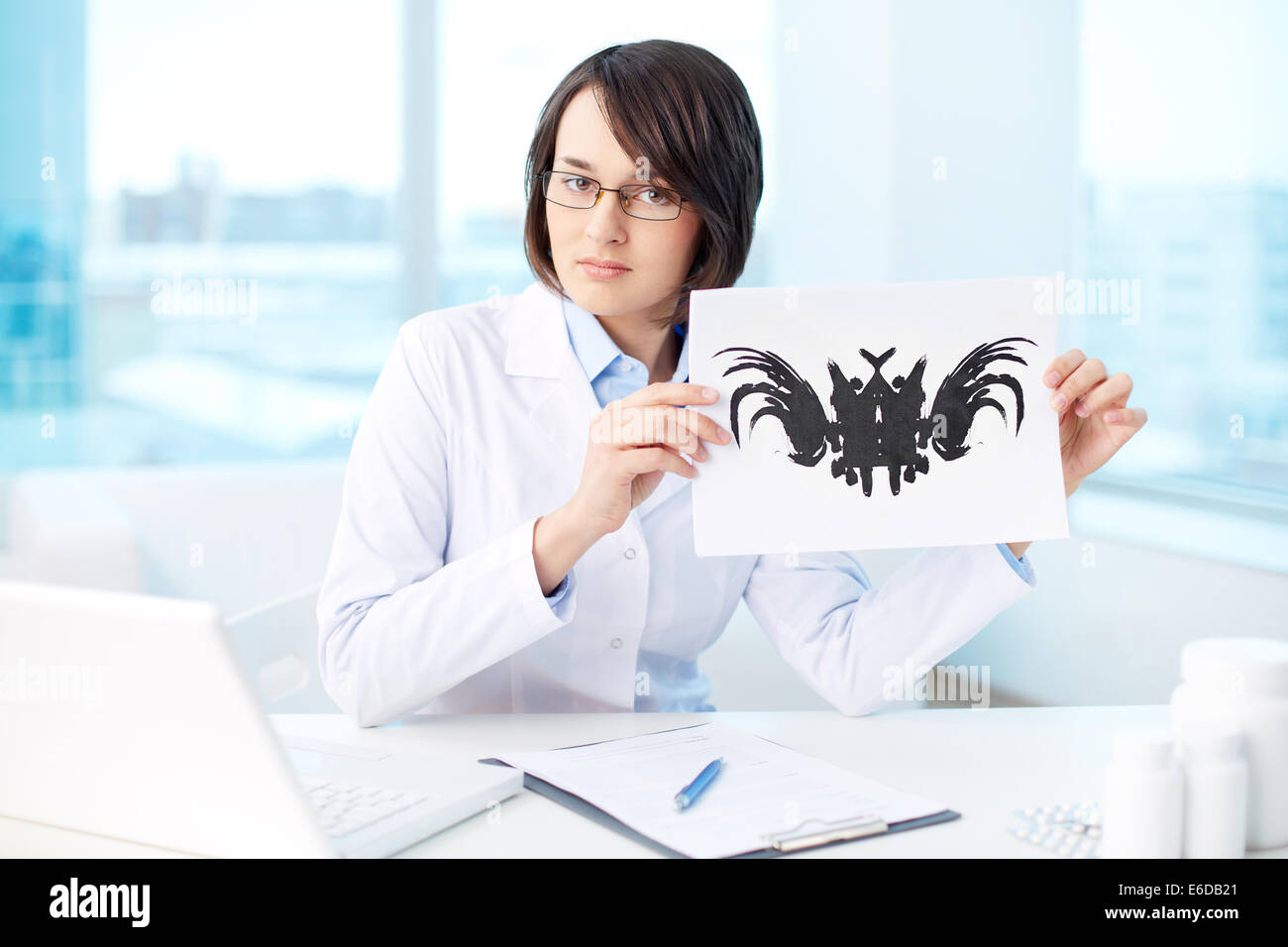 Psychiatrist showing picture to patients Stock Photo Alamy
