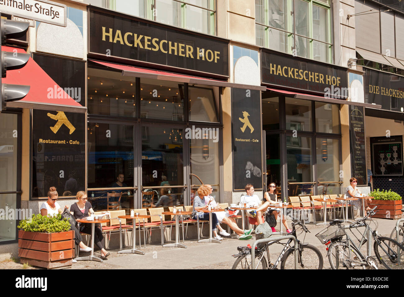 Restaurant Hackescher Hof, Hackesche Höfe in Berlin, Deutschland, Europa   | Restaurant Hackescher Hof, Hackesche Höfe courtyard Stock Photo
