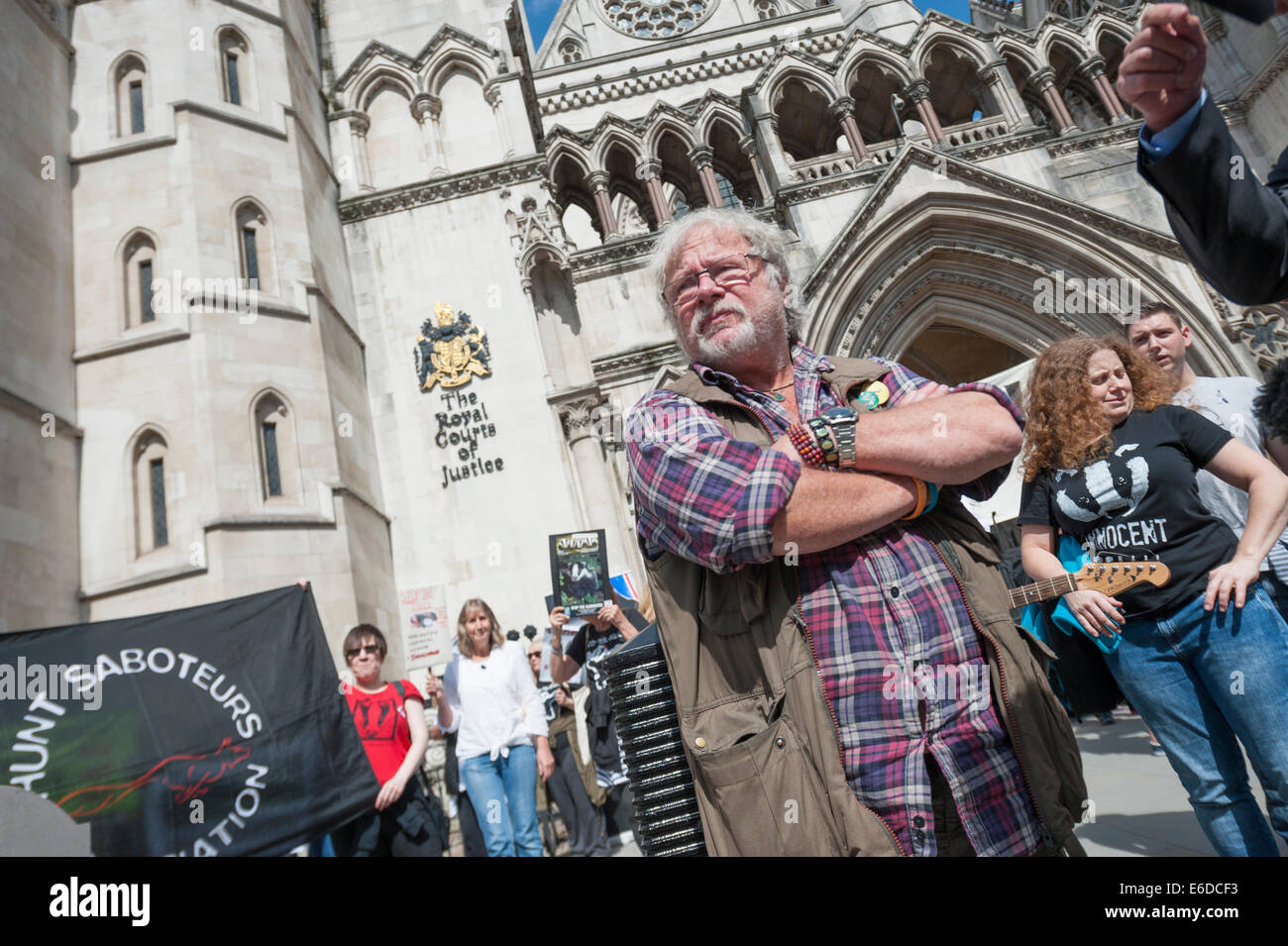 Royal Courts of Justice, London, UK. 21st August 2014. A large crowd of anti badger cull protesters gathered outside the Royal Courts of Justice as The Badger Trust was in court with a new legal challenge over the government’s badger cull policy. The organisation wants a High Court ruling stating that there has been an unlawful failure to put in place an independent panel of experts to oversee this year’s planned cull in Gloucestershire and Somerset. Pictured: Bill Oddie. Credit:  Lee Thomas/Alamy Live News Stock Photo