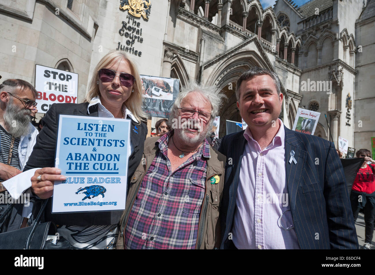 Royal Courts of Justice, London, UK. 21st August 2014. A large crowd of anti badger cull protesters gathered outside the Royal Courts of Justice as The Badger Trust was in court with a new legal challenge over the government’s badger cull policy. The organisation wants a High Court ruling stating that there has been an unlawful failure to put in place an independent panel of experts to oversee this year’s planned cull in Gloucestershire and Somerset. Pictured: Bill Oddie (centre); Dominic Dyer (right). Credit:  Lee Thomas/Alamy Live News Stock Photo