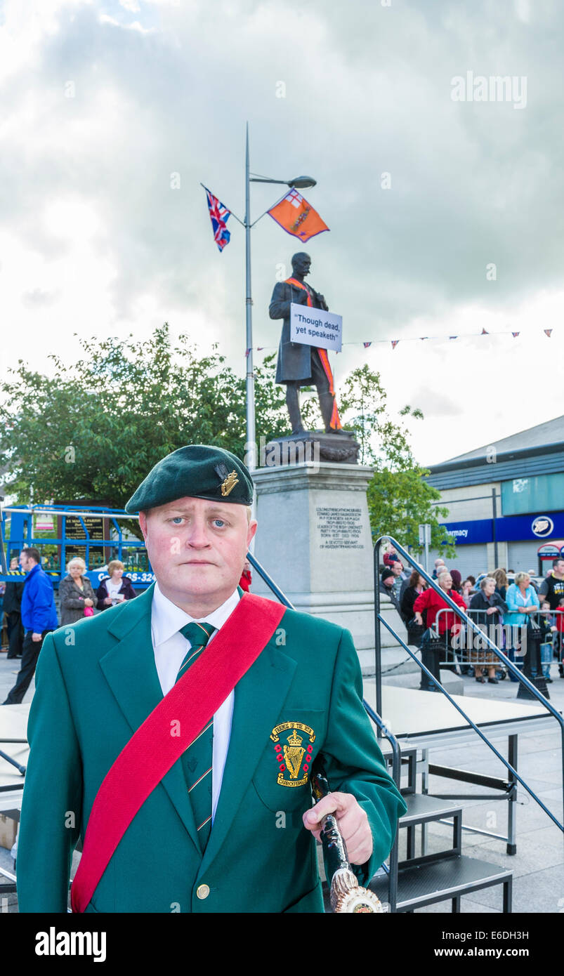 Member of the 36th Ulster Division association standing in front of the Saunderson Statue in Portadown. Stock Photo