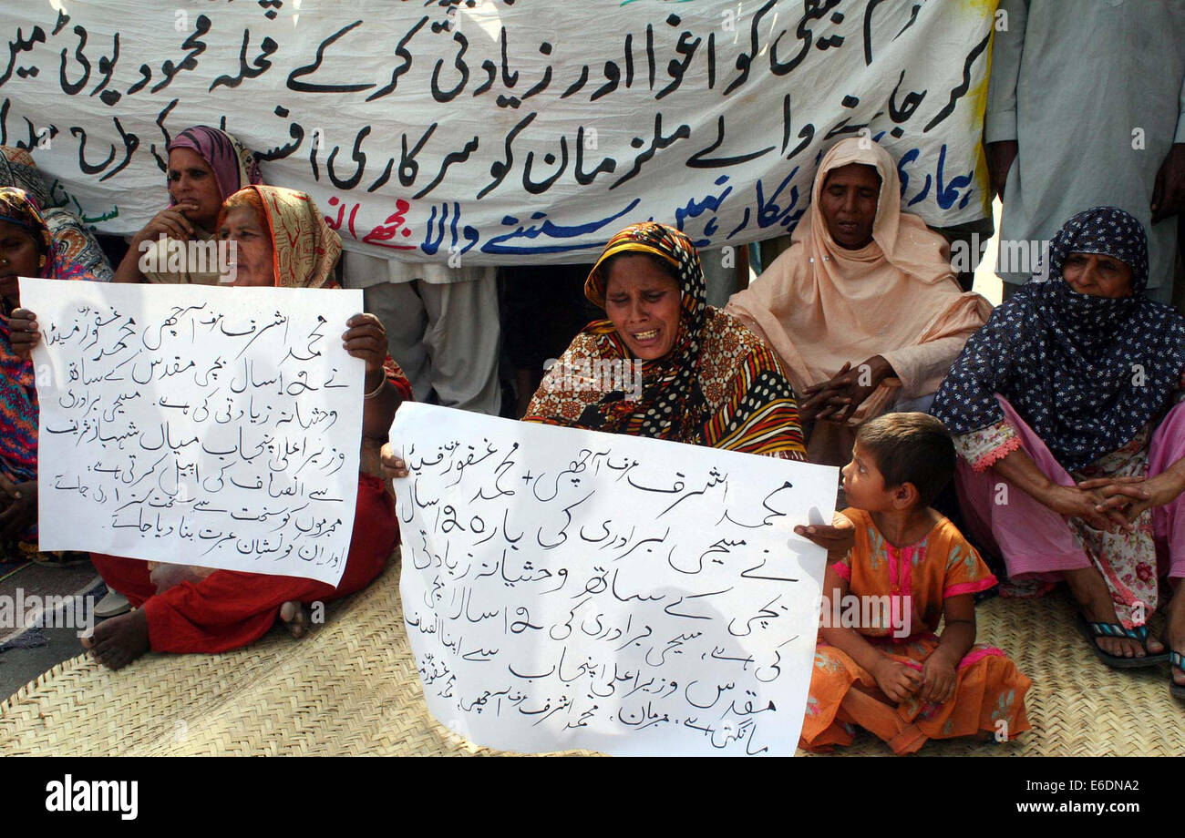 residents-of-baghbanpura-chant-slogans-against-the-rape-and-murder-of-a