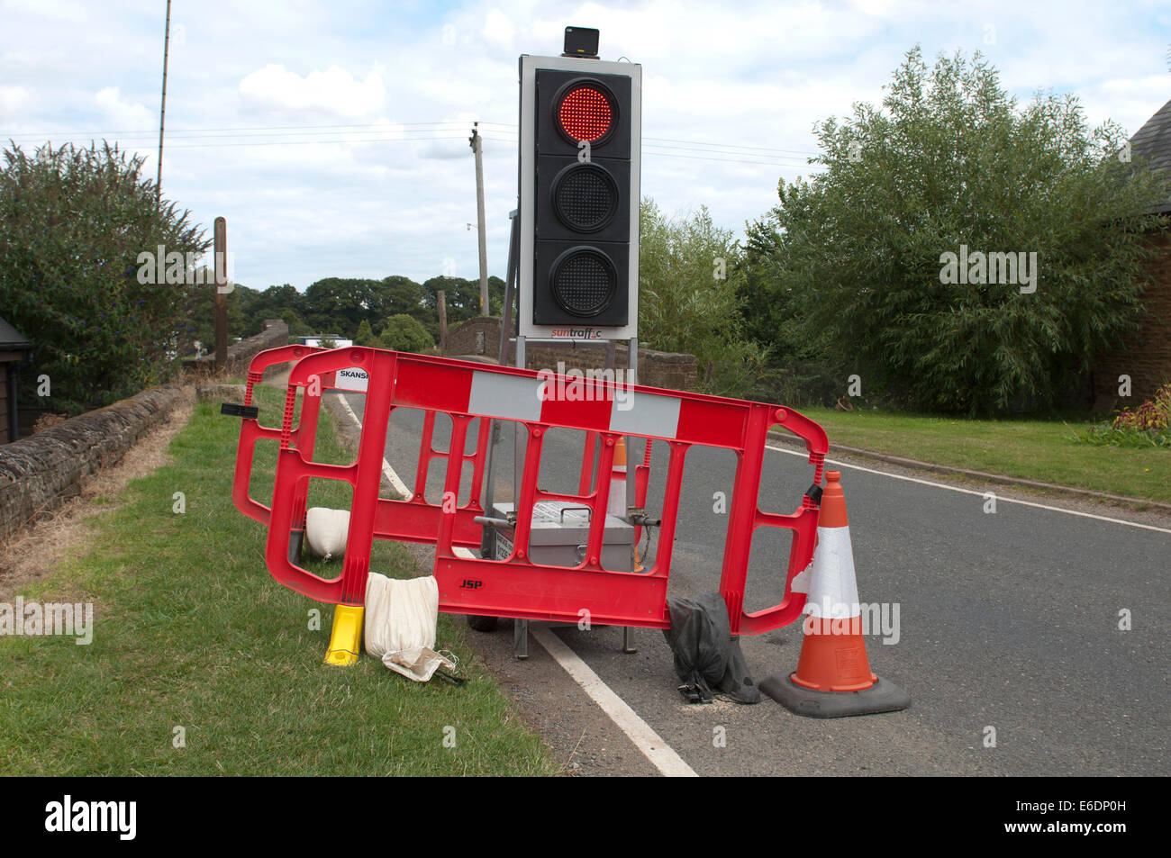 Temporary traffic lights on red, Oxfordshire, UK Stock Photo - Alamy