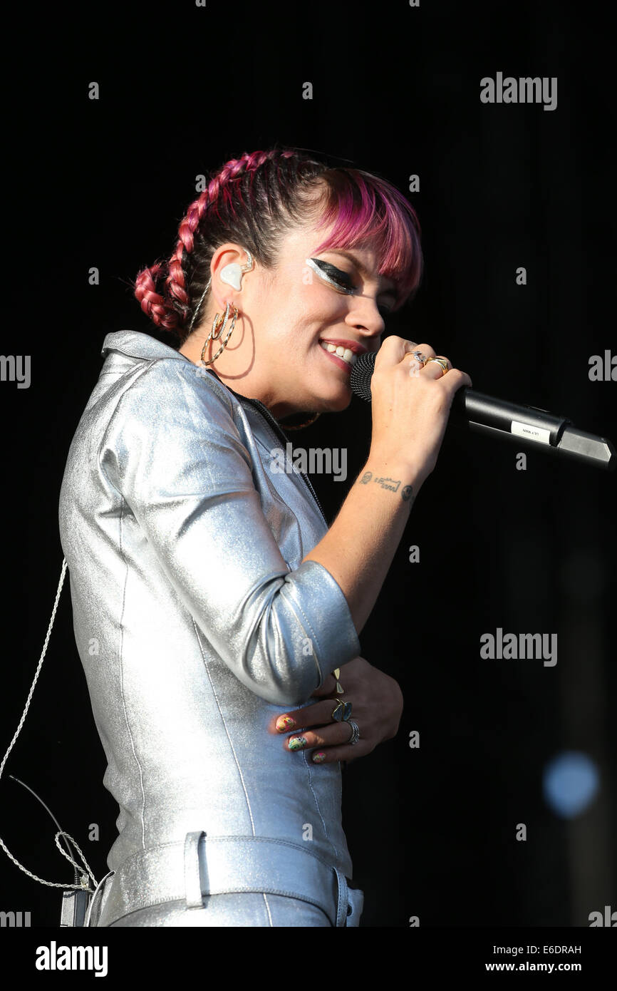 Pic Shows Lily Allen Wardrobe Malfunction At The V Festival On