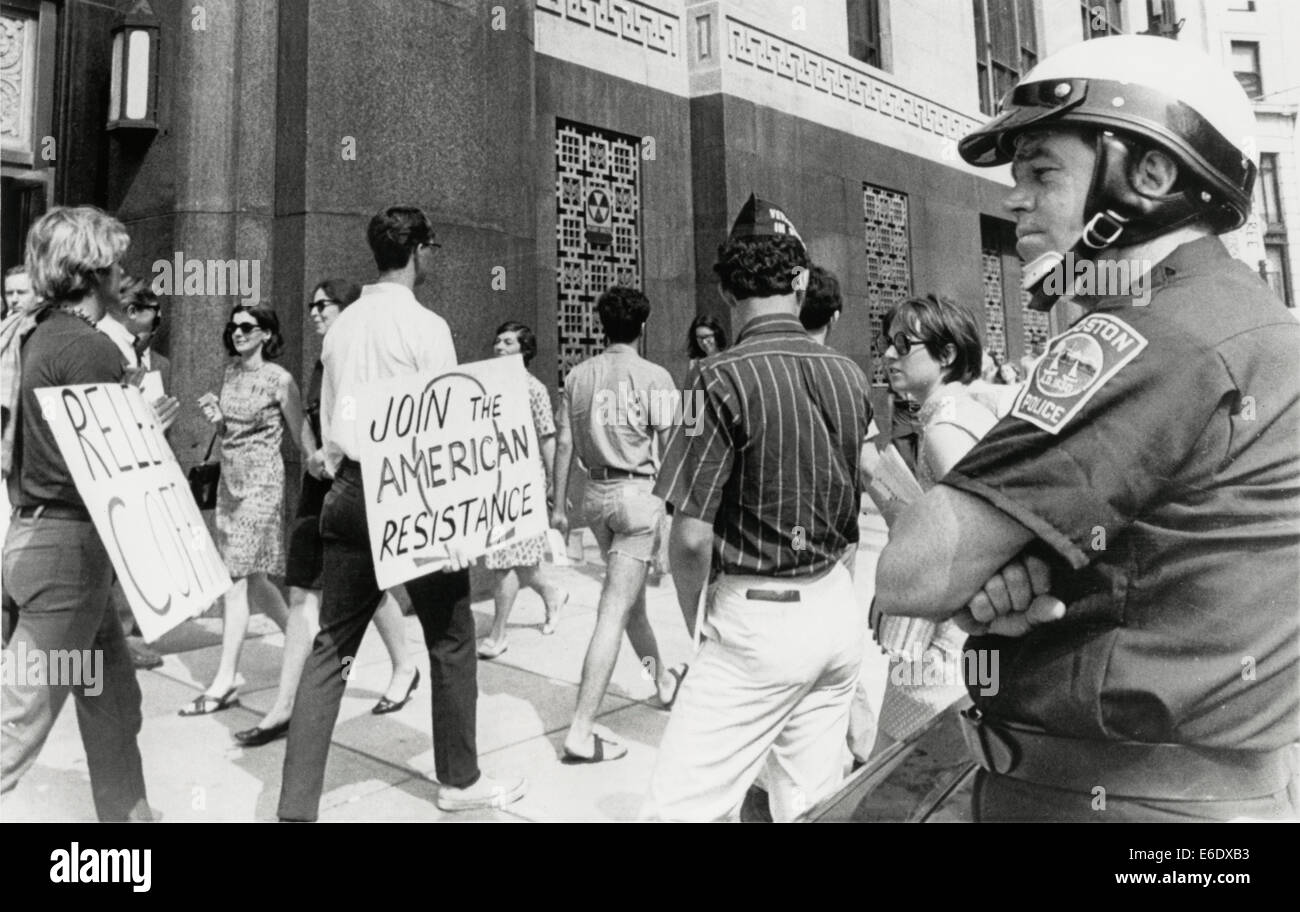 Anti-Draft Protesters Picketing Outside Federal Court Building, Boston, Massachusetts, USA, 1968 Stock Photo