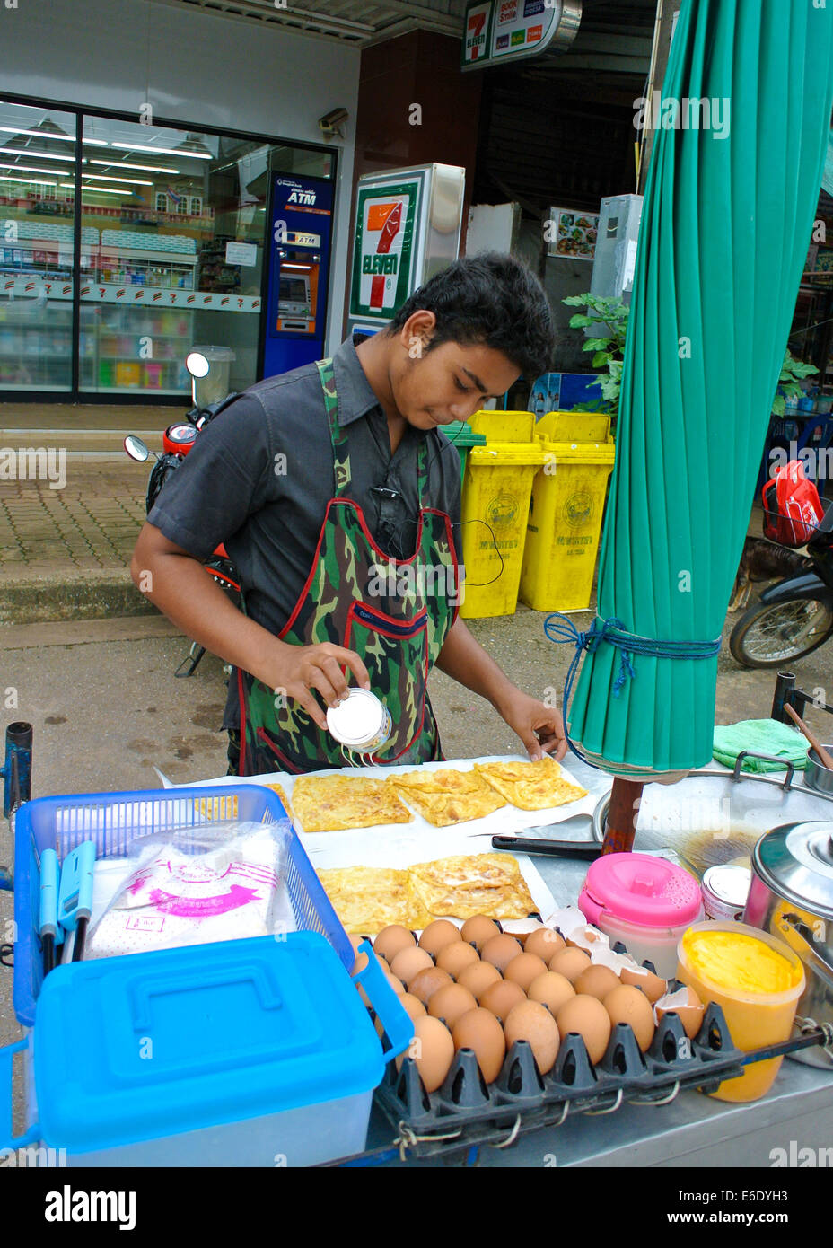 https://c8.alamy.com/comp/E6DYH3/street-food-seller-thai-pancake-maker-thailand-E6DYH3.jpg