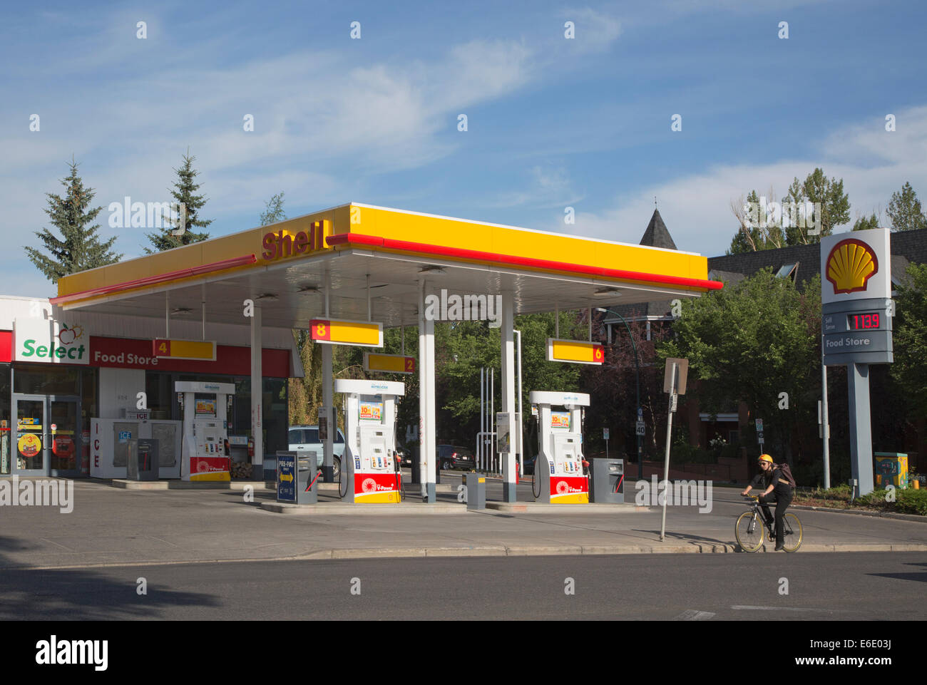 Shell service station hi-res stock photography and images - Alamy
