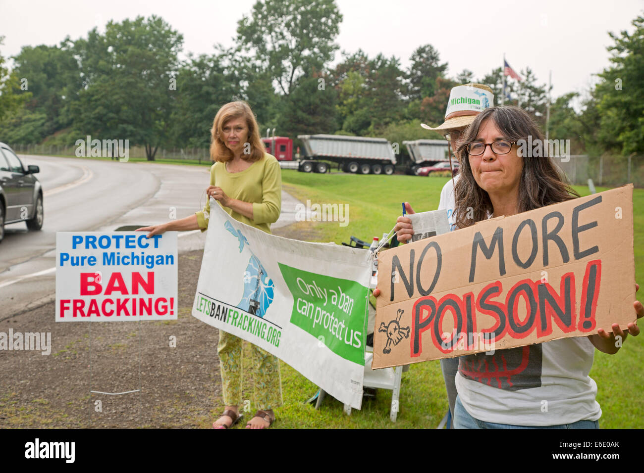 Belleville, Michigan USA. Activists picket a landfill operated by Wayne Disposal to protest the imminent arrival of radioactive fracking waste from southwest Pennsylvania. Range Resources, a drilling company, shipped the radioactive sludge to Michigan because landfills in Pennsylvania and West Virginia would not accept it. Credit:  Jim West/Alamy Live News Stock Photo
