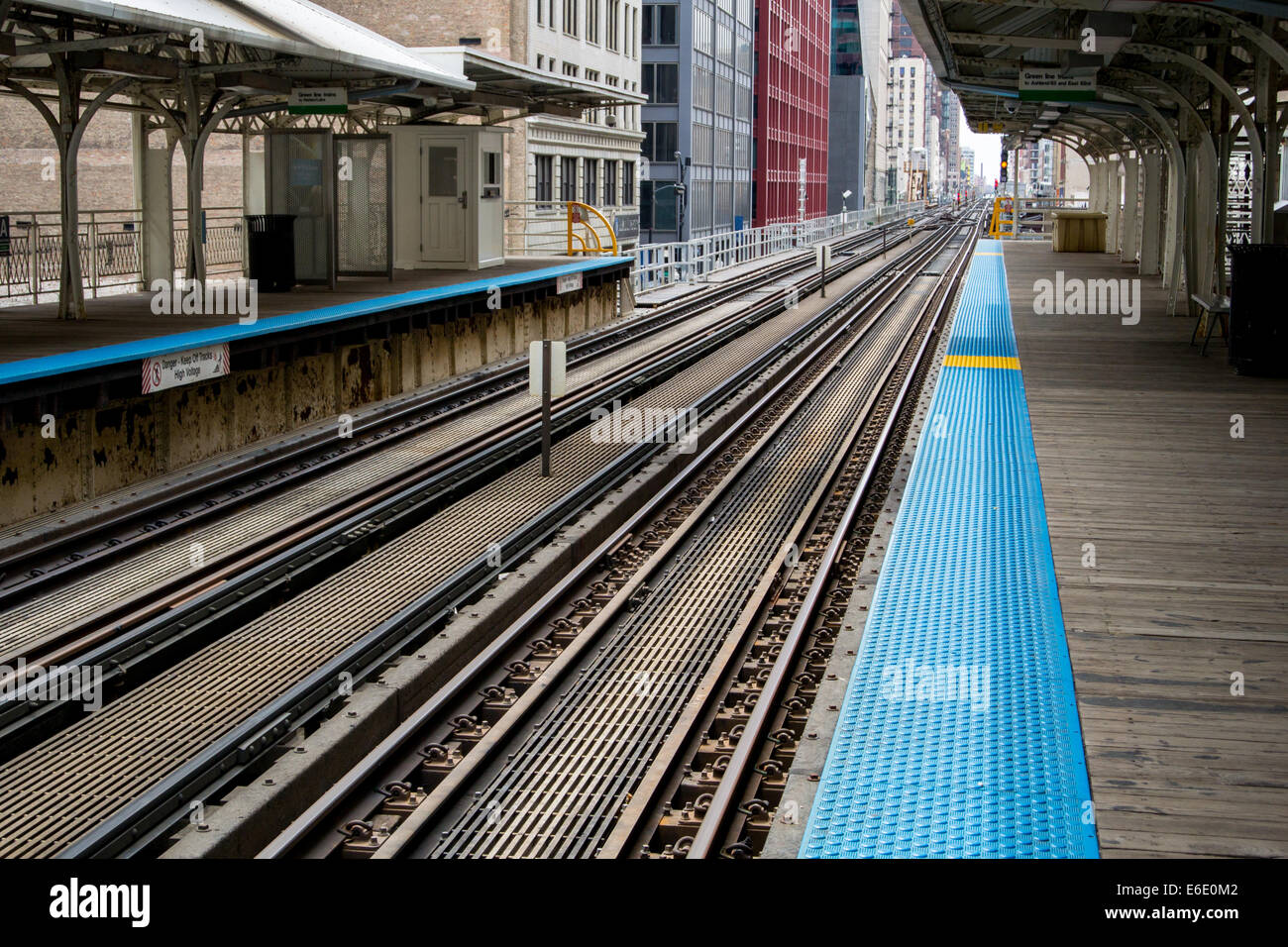 https://c8.alamy.com/comp/E6E0M2/blue-nonslip-safety-line-marks-the-edge-of-a-train-station-platform-E6E0M2.jpg