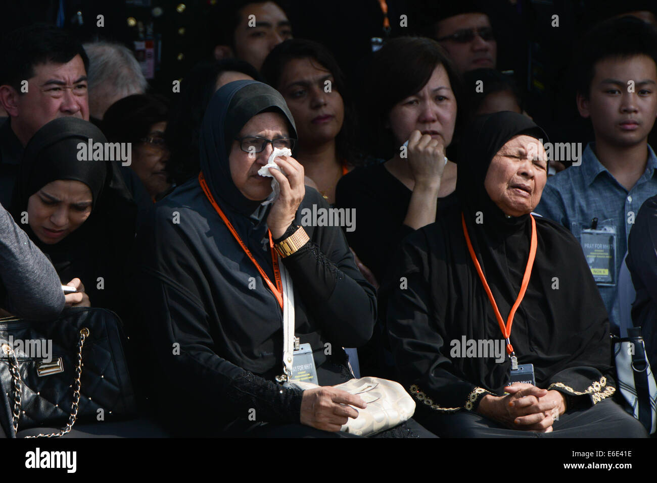 Kuala Lumpur, Friday. 22nd Aug, 2014. Family members cry for victims of the crashed MH17 flight during a repatriation ceremony at Kuala Lumpur International Airport in Sepang, Malaysia, Friday, Aug. 22, 2014. The first batch of the remains of the Malaysians killed in the MH17 disaster returned home on Friday. Credit:  Chong Voon Chung/Xinhua/Alamy Live News Stock Photo