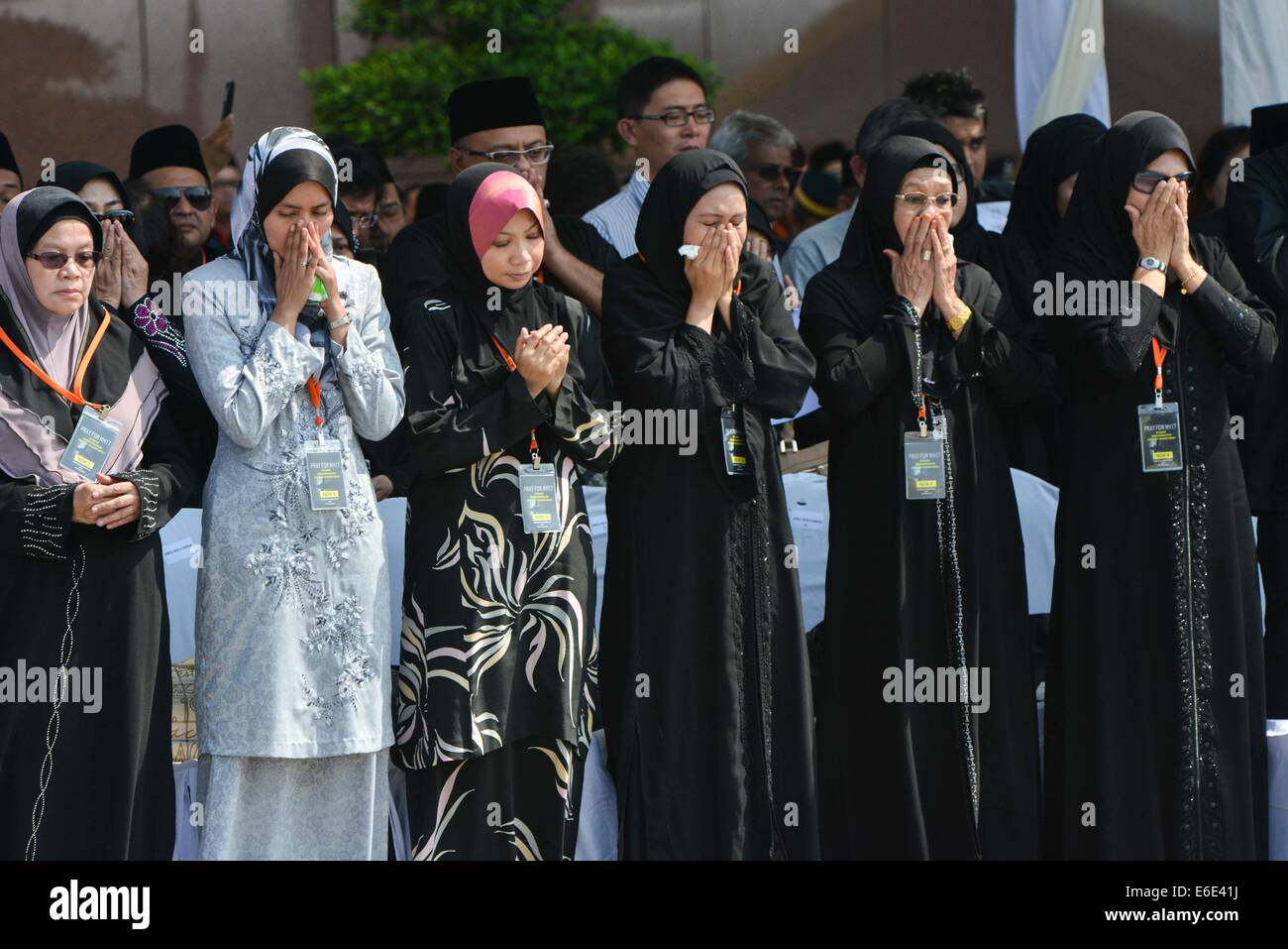 Kuala Lumpur, Friday. 22nd Aug, 2014. Family members cry for victims of the crashed MH17 flight during a repatriation ceremony at Kuala Lumpur International Airport in Sepang, Malaysia, Friday, Aug. 22, 2014. The first batch of the remains of the Malaysians killed in the MH17 disaster returned home on Friday. Credit:  Chong Voon Chung/Xinhua/Alamy Live News Stock Photo