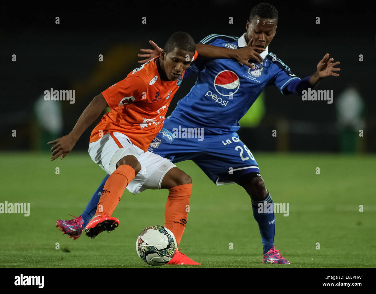 Bogota, Colombia. 21st Aug, 2014. Alex Diaz (R) of Millonarios of Colombia vies for the ball with Juan Morales (L) of Cesar Vallejo of Peru, during their match of the South American Cup, in Bogota, capital of Colombia, on Aug. 21, 2014. Credit:  Jhon Paz/Xinhua/Alamy Live News Stock Photo