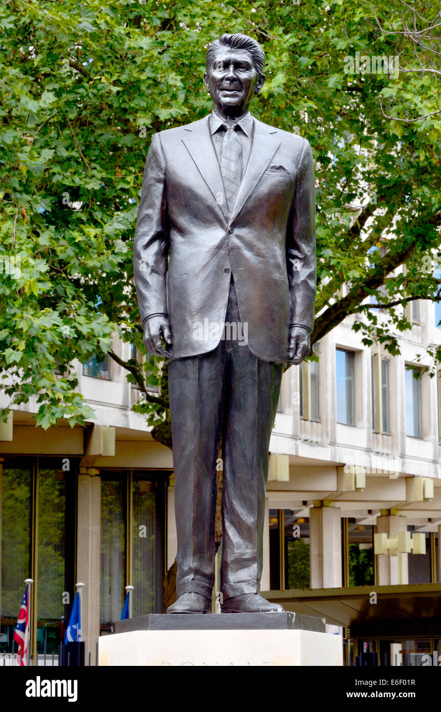 London, England, UK. Statue: Ronald Reagan (1911-2004: US President, 1981-1989) by Chas Fagan, 2011, in Grosvenor Square Stock Photo