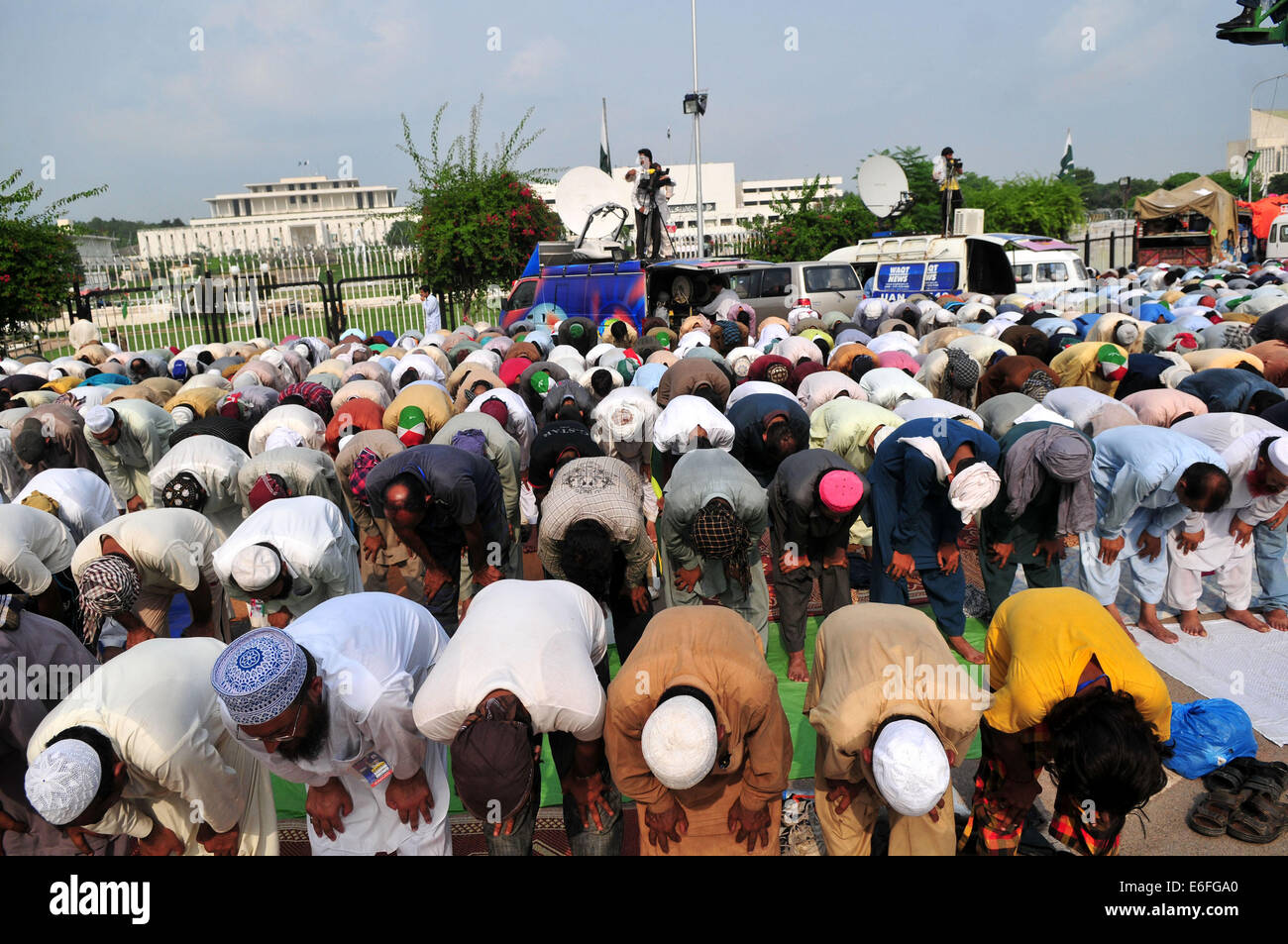 Islamabad, Pakistan. 22nd Aug, 2014. Supporters of Pakistani anti-government leader Tahir-ul-Qadri pray during a congregational Friday prayers held at an anti-government protest site in front of the Parliament in Islamabad, capital of Pakistan, Aug. 22, 2014. Credit:  Ahmad Kamal/Xinhua/Alamy Live News Stock Photo