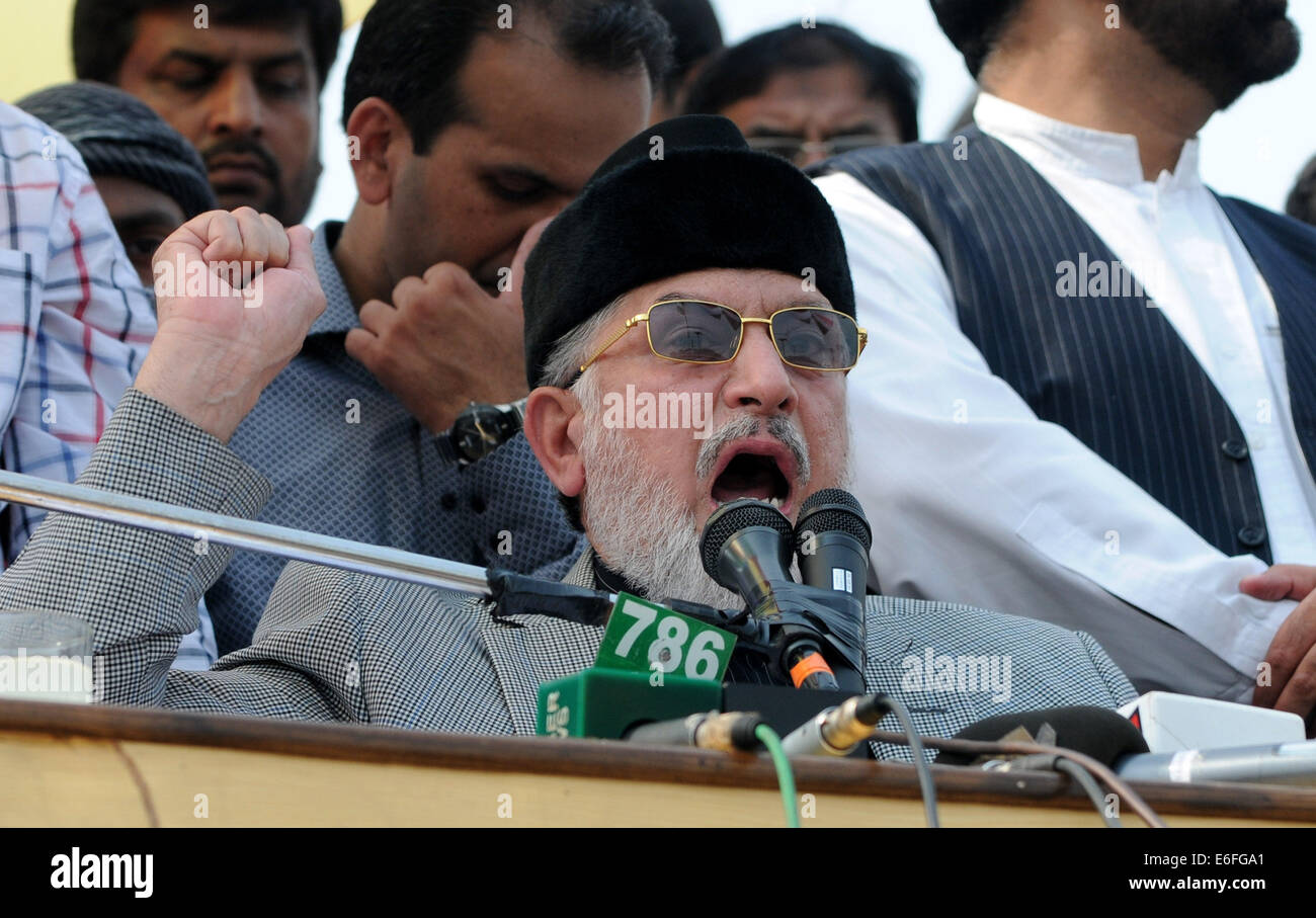 Islamabad, Pakistan. 22nd Aug, 2014. Pakistani anti-government leader Tahir-ul-Qadri delivers a sermon for congregational Friday prayers held at an anti-government protest site in front of the Parliament in Islamabad, capital of Pakistan, Aug. 22, 2014. Credit:  Ahmad Kamal/Xinhua/Alamy Live News Stock Photo