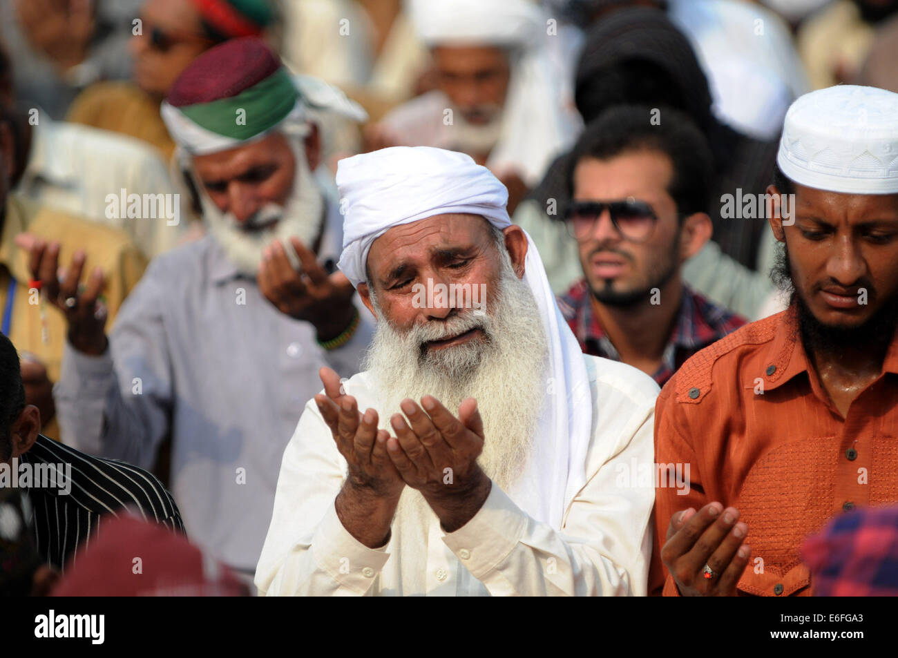 Islamabad, Pakistan. 22nd Aug, 2014. Supporters of Pakistani anti-government leader Tahir-ul-Qadri pray during a congregational Friday prayers held at an anti-government protest site in front of the Parliament in Islamabad, capital of Pakistan, Aug. 22, 2014. Credit:  Ahmad Kamal/Xinhua/Alamy Live News Stock Photo