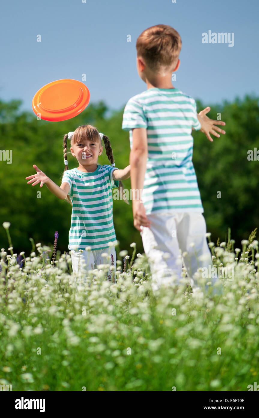 Children playing frisbee Stock Photo - Alamy