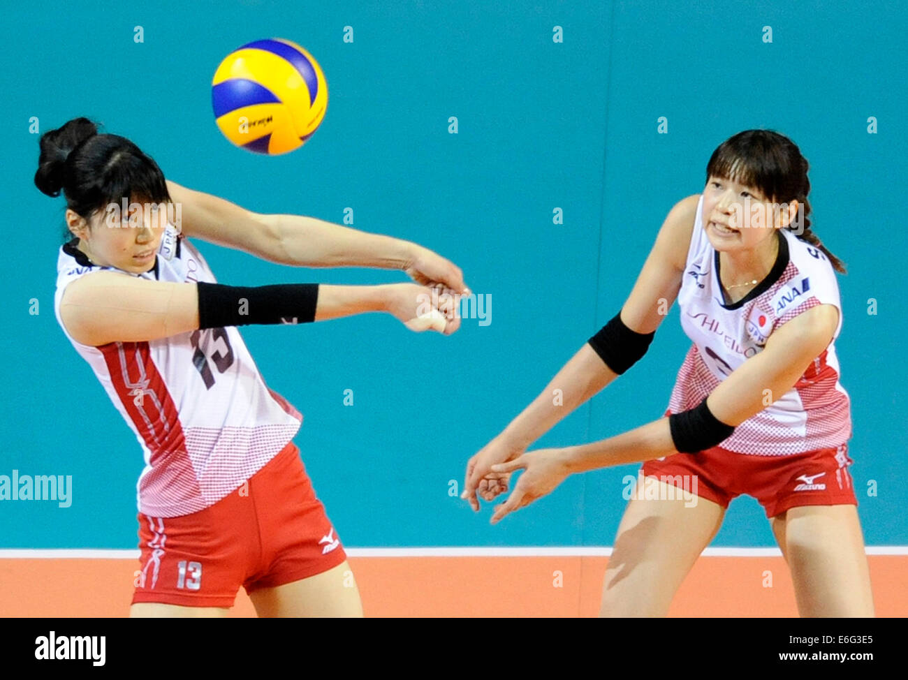 Tokyo, Japan. 22nd Aug, 2014. Risa Shinnabe (L) and Saori Kimura of Japan receive the ball during the final round match against China in FIVB Women's Volleyball World Grand Prix 2014 in Tokyo, Japan, Aug. 22, 2014. Japan won 3-0. Credit:  Stringer/Xinhua/Alamy Live News Stock Photo