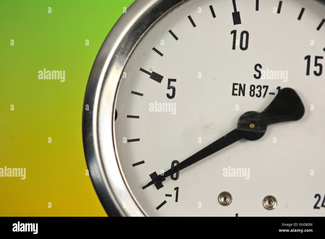 Gas pressure meter in a laboratory instrument and test rig for natural