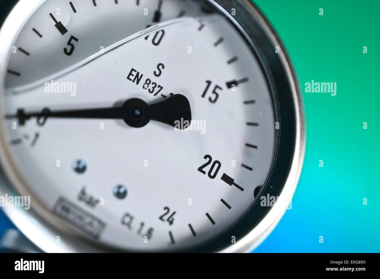 Gas pressure meter in a laboratory instrument and test rig for natural