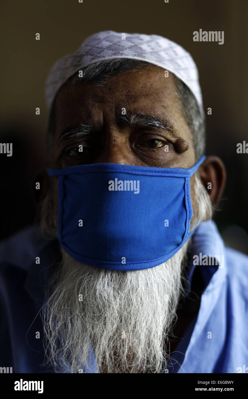 Dhaka, Bangladesh. 24th Mar, 2014. Aubl Hashem age of 80 affectd by TB & got admitted in TB hospital, DHaka.Every year 9 million people gt sick with TB. © Zakir Hossain Chowdhury/ZUMA Wire/Alamy Live News Stock Photo