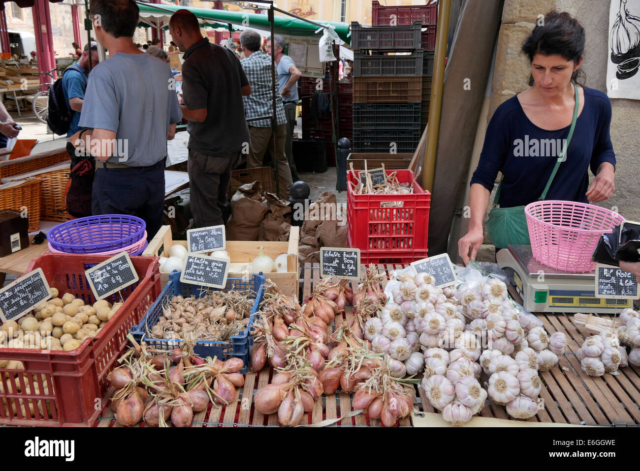 Onions and garlic for sale at Ax-les-Thermes market, Foix, Ariege, France Stock Photo