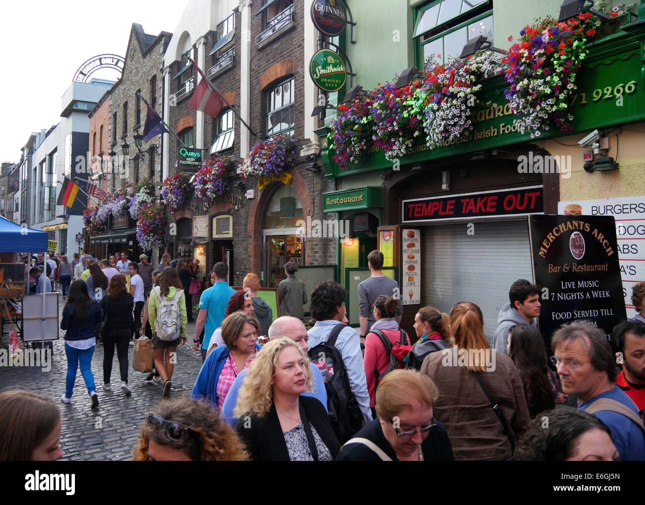 Pubs and restaurant crowds, Temple Bar, Dublin Ireland Stock Photo Alamy