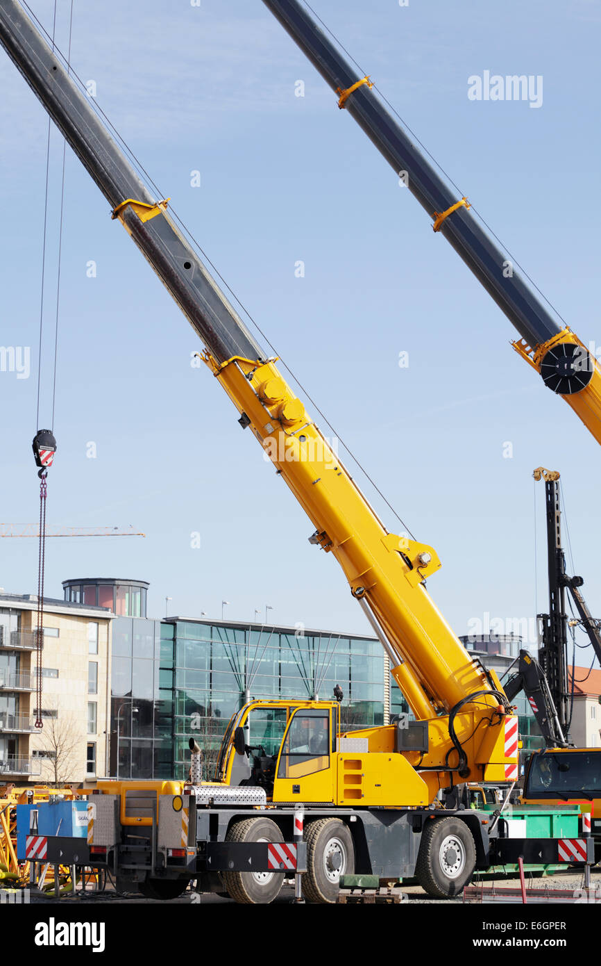 Mobile cranes hi-res stock photography and images - Alamy