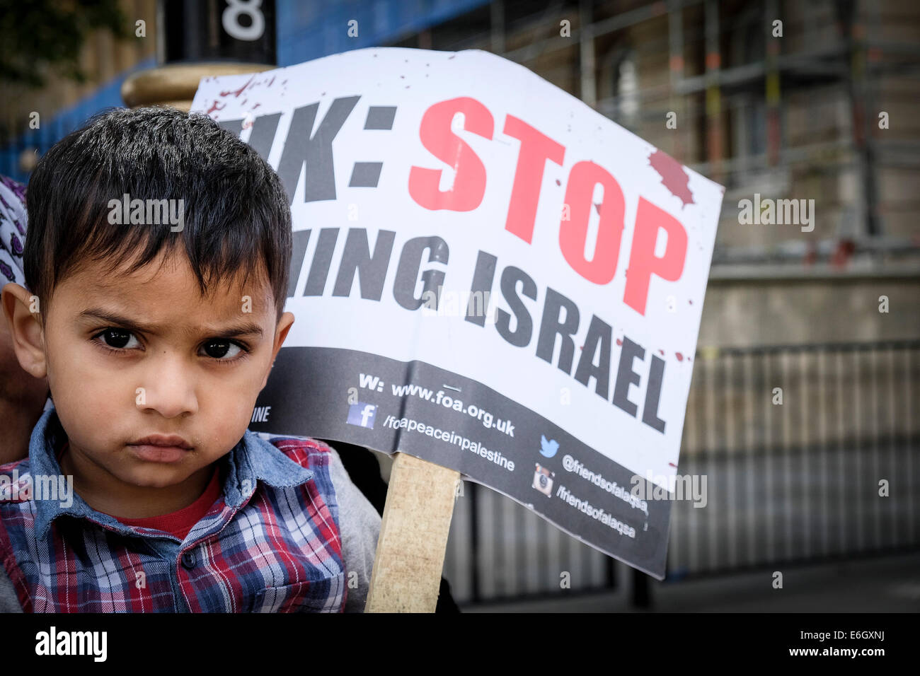 London, UK. 23rd August, 2014. The son of a pro-Palestinian protester demonstrates outside Downing street against arms sales to Israel.  Credit:  Gordon Scammell/Alamy Live News Stock Photo