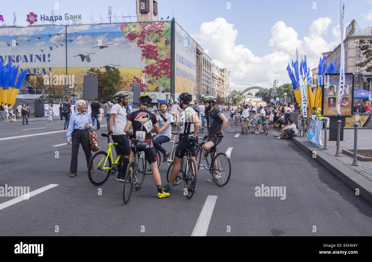 Kiev, Ukraine. 23rd August, 2014. Bicycle race for members of the media took place on the main street of Kiev. 23rd Aug, 2014. Charity bicycle race ''Horizon Media Cup'' took place with a purpose - to collect as many resources to care for the wounded in the area of ''‹''‹anti-terrorist operations soldiers in a military hospital. Credit:  Igor Golovniov/ZUMA Wire/Alamy Live News Stock Photo