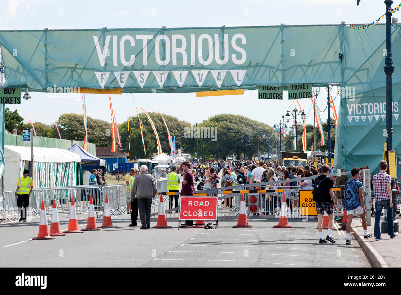 crowds of people queue to get through the entrance at the victorious festival 2014 southsea england uk Stock Photo