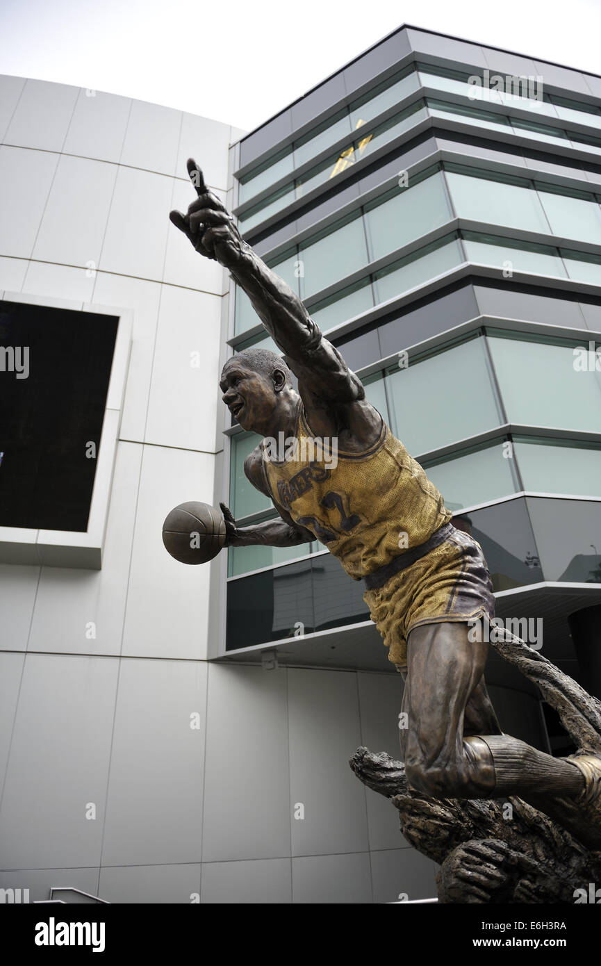Statue of Earvin 'Magic' Johnson, Jr., by Omri Amrany and Gary Tillery. LA Lakers Staples Centre, Los Angeles, California, USA Stock Photo