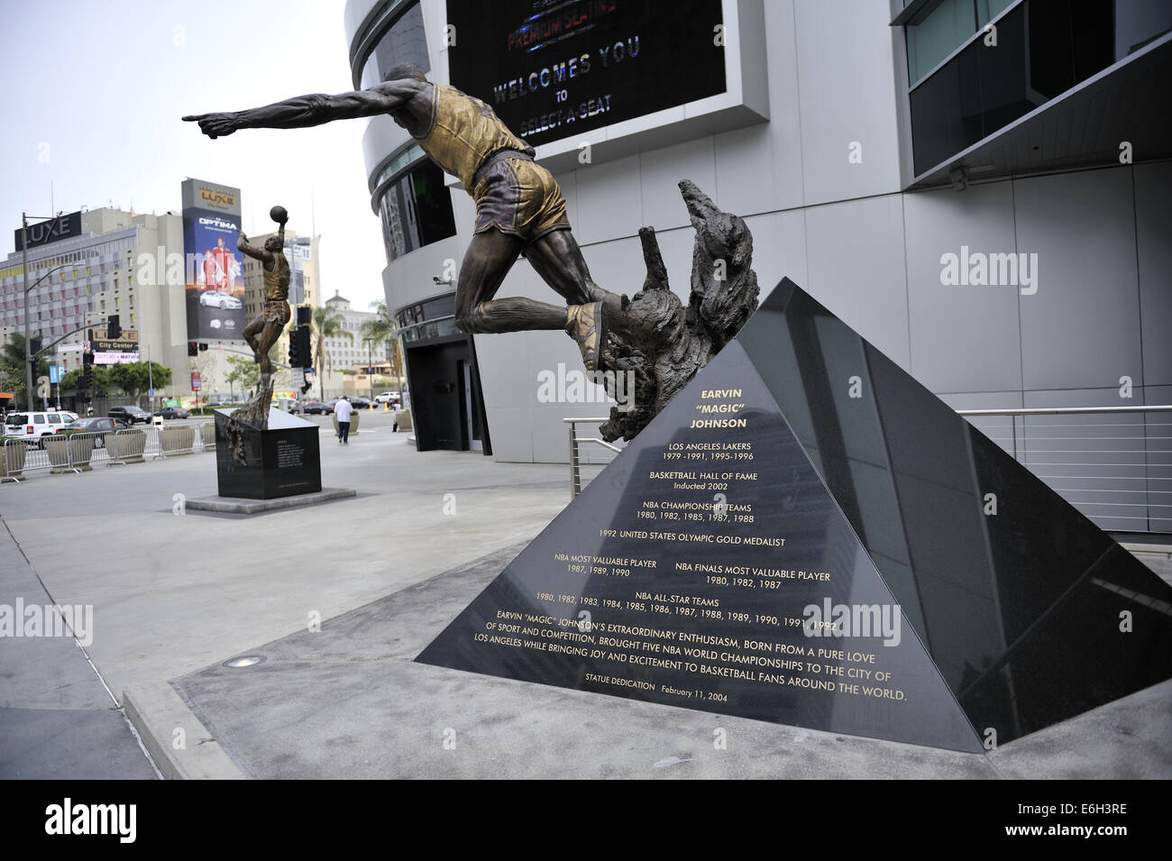 Statue of Earvin 'Magic' Johnson, Jr., by Omri Amrany and Gary Tillery. LA Lakers Staples Centre, Los Angeles, California, USA Stock Photo