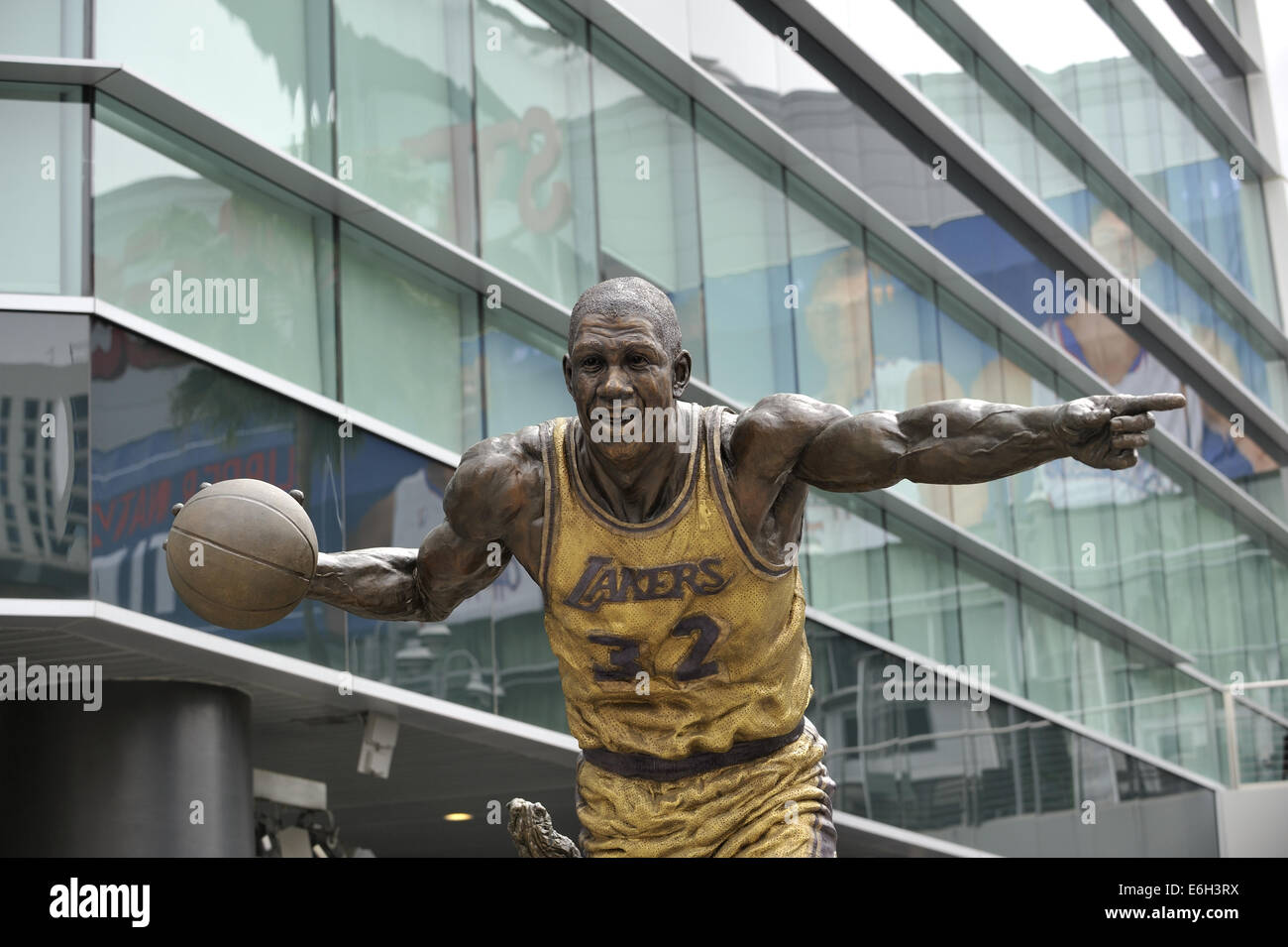 Statue of Earvin 'Magic' Johnson, Jr., by Omri Amrany and Gary Tillery. LA Lakers Staples Centre, Los Angeles, California, USA Stock Photo
