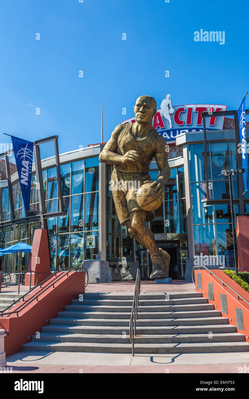 Basketball statue hi-res stock photography and images - Alamy