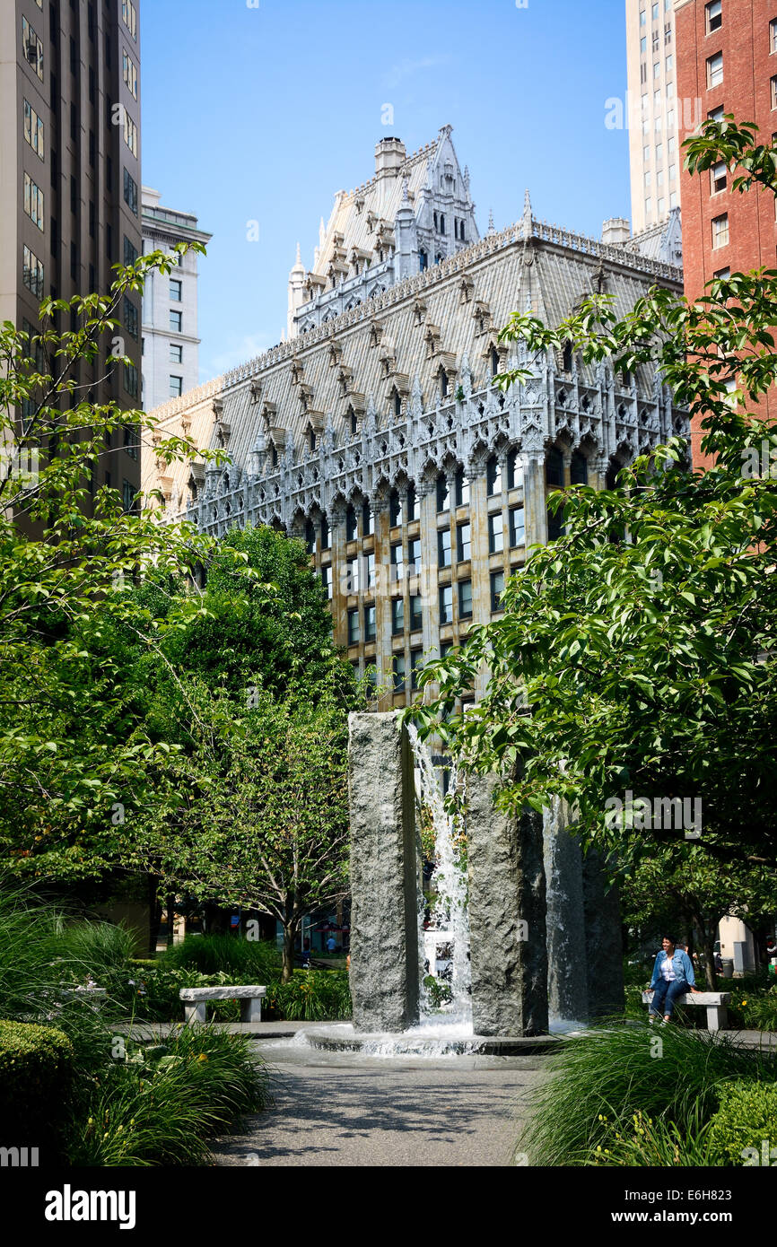 Mellon Green is an urban park in downtown Pittsburgh, Pennsylvania, USA,  near Grant Street, Ross Street, Oliver and Sixth Aves Stock Photo - Alamy